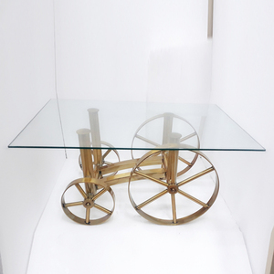 Table basse en acier avec plateau en verre transparent, base à quatre roues, design rectangulaire, couleur or, style classique - Product Image 1