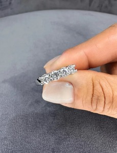 Bague d'anniversaire personnalisable à quatre broches partagées en pierre ronde, bague de mariage en diamant cultivée en laboratoire, bijoux faits à la main en argent sterling - Product Image 3