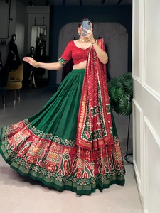 Lehenga Choli clásico colorido con bordado de flores hecho a mano impreso Zari borde tafetán de seda hasta el suelo línea A para adultos - Product Image 4
