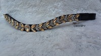 Frontlet en cuir doré orné de feuilles de cristal, accessoire élégant pour la bridonnerie et les spectacles équestres