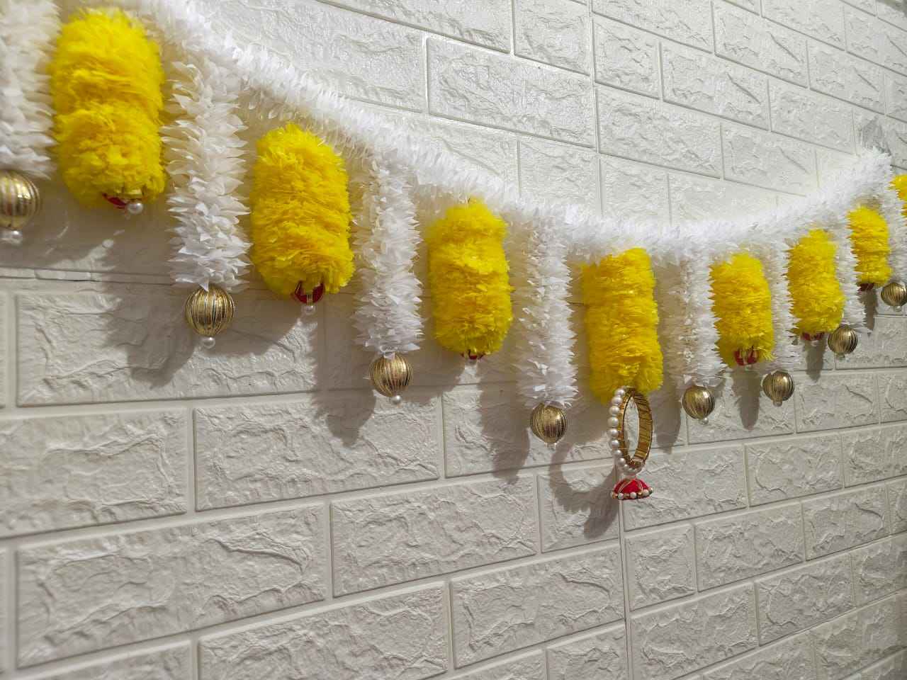 สีเหลือง