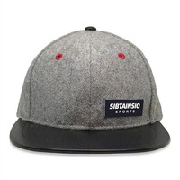 Casquette Snapback Grise Texturée Personnalisée avec Visière Noire Plate, Séchage Rapide, Imperméable, Logo Brodé, pour le Golf et les Sports d'Été