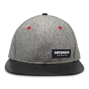 Casquette Snapback Grise Texturée Personnalisée avec Visière Noire Plate, Séchage Rapide, Imperméable, Logo Brodé, pour le Golf et les Sports d'Été - Product Image 1