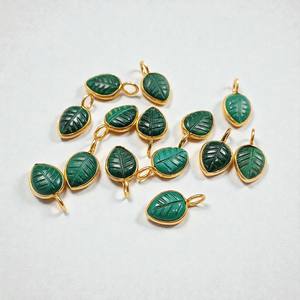 Charme en malachite naturelle 8x10mm, sculpture de feuille, argent 925 - Pendentif en pierre précieuse sculptée - Charme sculpté à la main - Product Image 1