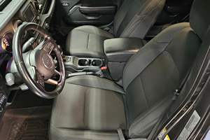 Jeep Gladiator Sport 4x4 2020 d'occasion en bon état, moteur V6 de 3,6 litres, kit de rehausse de 2 pouces, toit souple Sunrider pliable - Product Image 5