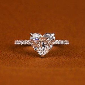 Bague de fiançailles en argent sterling 925 avec diamant moissanite taille cœur de 2,0 CT, nouveau style classique, sertissage à griffes pour les mariages - Product Image 4