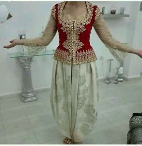 TRENDY--MIDDLE EAST--GOLDEN-EMBROIDERY บนเสื้อแจ็คเก็ตสีแดงเข้มพร้อมลูกปัดคริสตัลประดับไข่มุกงานหินแก้วสำหรับงานปาร์ตี้-สวมใส่ @ 2023 - Product Image 1