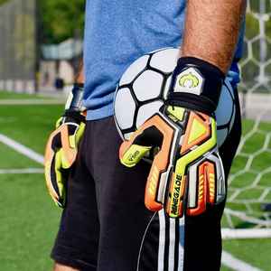 Gants de gardien de but en cuir de qualité supérieure de haute qualité personnalisables et coupe personnelle vente en gros de gants de football en latex en plein air - Product Image 1