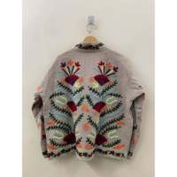 Veste matelassée florale en coton tricoté écologique, brodée à la main d'inspiration Suzani, gris pierre, col mandarin, manches longues, livraison rapide