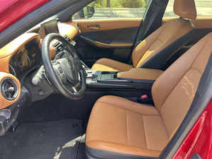 IS 300 d'occasion 2023, faible kilométrage, transmission automatique, sièges en cuir, tout en parfait état, prêt à être expédié. - Product Image 2