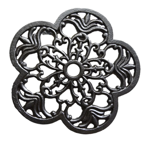 Salvamanteles cuadrado de metal negro con patrón de línea geométrica entretejida para protección de superficie de cocina disponible a precios de mayorista - Product Image 6