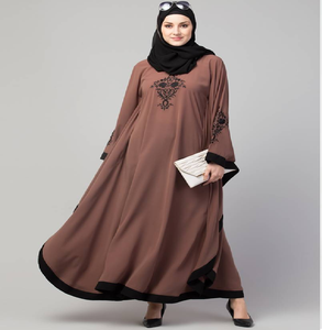 Abaya negra de lujo con bordes de encaje dorado intrincados. Estilo premium disponible a precios de mayoreo. - Product Image 5