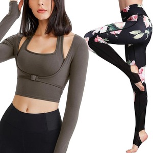 Haut de yoga solide de qualité supérieure avec leggings de compression à étriers sublimés-Ensemble élégant et fonctionnel pour l'entraînement quotidien - Product Image 1