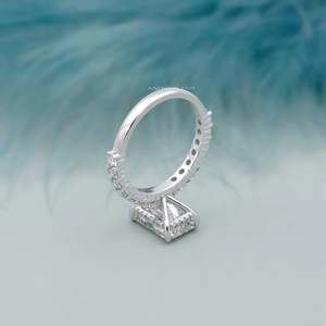 Anillo de compromiso con halo de diamantes pavé de corte radiante, certificado IGI, engaste oculto - Product Image 3