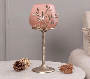 Superbe bougeoir doré avec verre rose idéal pour la décoration de la table à manger du salon et de la pièce maîtresse - Product Image 2