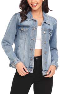 Veste en jean bleu clair avec boutons métalliques, poches poitrine, manches retroussées et détails de couture pour un style décontracté et streetwear, idéale pour le superposition. - Product Image 5