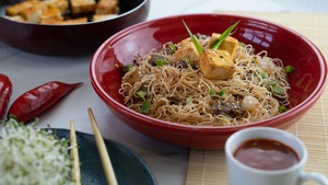 Bifum 67G Yakissoba de Carne Deshidratada Baja en Sodio, Preparación en 2 Minutos, Fideos Instantáneos de Arroz, Paquete Familiar, Caja a Granel - Product Image 2