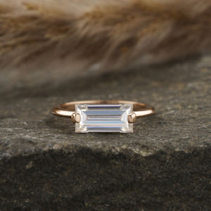 East West Lujoso Anillo de Compromiso de Platino 950 para Mujer Emerald Cut Lab Grown Diamond Solitaire Setting con Certificado IGI - Product Image 1