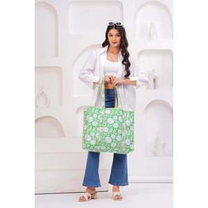 Bolso Tote de Algodón con Estampado Floral Hecho a Mano, Verde y Blanco, Acolchado, con Asa, Ecológico, Cierre Abierto, para Uso Diario - Product Image 3