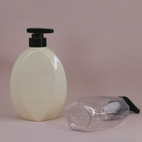 Vente en gros Bouteilles à presser plates en PET de 500ml personnalisées pour shampooing Gel douche Lotion Savon pour les mains Bouteilles en plastique emballage avec bouchon de pompe