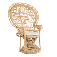 Chaise Grand Paon en rotin avec coussin d'assise Couleur naturelle Une chaise de salle à manger en rotin utilisée dans le cadre d'une fête d'hôtel de mariage