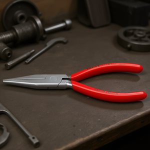 คีมปากยาวของ Knipex พร้อมด้ามจับชุบโครเมียม ปากคีมรูปสี่เหลี่ยมคางหมูเคลือบพลาสติก พื้นผิวจับแบบมีร่อง - Product Image 3