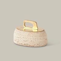 Boîte à bijoux en pierre de travertin artisanale avec couvercles en laiton offrant une texture naturelle, un design durable et un charme de décoration intérieure moderne