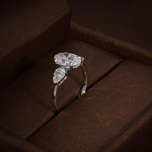 Anillo de Compromiso con Diamante Ovalado de 2.09 Ct Cultivado en Laboratorio con Diamante en Forma de Pera de 0.79 Ct en Ambos Lados, Viene con Certificado - Product Image 5