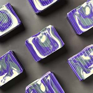 Jabón Artesanal Purple Armor 100g en Barra Sólida con Patrón de Cristal Blanqueador, a Base de Aceite de Oliva, Aceite de Coco y Frutas Naturales - Product Image 1