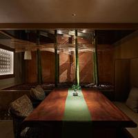 Comptoir de bar de restaurant en bois massif personnalisé, table à manger, présentoir à vin avec éclairage LED pour la décoration intérieure des cafés et des magasins alimentaires