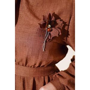 Vestido casual de lino marrón con detalle de botones en las muñecas - Product Image 1