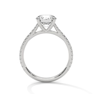 Anillo Solitario de Moissanita de Corte Brillante Redondo de 2.0ct, Plata de Ley 925 con Banda Engastada en Pavé - Product Image 5