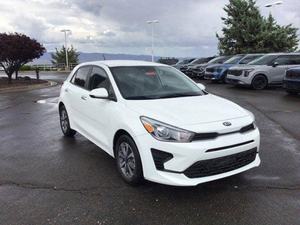 Kia Rio Sport Sedán 2021 con Asientos de Cuero, Luces LED y Transmisión Automática - Product Image 3