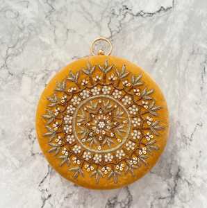 Zardozi กระเป๋าคลัทช์ปักด้วยมือหรูหราผ้าไหมคริสตัลทองเหลืองสำหรับงานแต่งงานสไตล์แฟชั่นที่มีรูปแบบกรอบ - Product Image 1