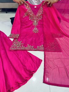 Ensemble indien de style ethnique lourd et élégant, comprenant un haut Mul Chanderi avec de magnifiques broderies à la main, un pantalon Palazzo Mul Chanderi entièrement évasé et un dupatta en mousseline - Product Image 6