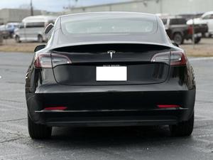 Tesla Model 3 Long Range RWD 2018, Autonomía NEDC de 501-600 km, Batería de 110 kWh, Potencia de 300 kW, Torque de 400-500 Nm - Product Image 2