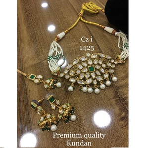 Ensemble Kundan traditionnel lourd de qualité audacieuse avec collier plaqué or Maang Tikka pour les mariées disponible au meilleur prix - Product Image 2