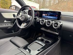 Un MERCEDES-BENZ GLA 250 4MATIC COUPÉ 2024 d'occasion, en excellent état, avec transmission à 8 vitesses - Product Image 2