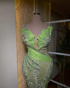 Robe de soirée fourreau en satin à la mode avec bretelles spaghetti en tissu scintillant et décoration à motifs pour le bal et les fêtes - Product Image 1