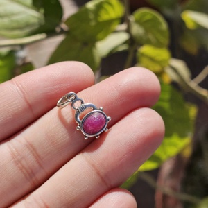 Pendentif à breloque de Noël de créateur Petit argent sterling avec bijoux de style religieux infusés de rubis pour la fête - Product Image 1