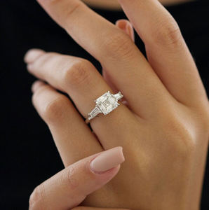 Anillo de trilogía de corte Asscher de lujo con moissanita de 2,94 quilates de plata 925 y lados de baguette cónicos para novia - Product Image 2