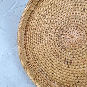 Plateau décoratif en coquillages en rotin tressé à la main, cadeau de Noël, vaisselle artisanale pour un style d'intérieur chic - Product Image 2