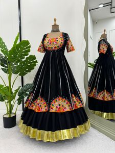Navratri Special Top-Lehenga con Secuencia de punto chino - Product Image 3