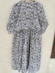 ชุดเดรสผ้าฝ้ายธรรมชาติอินเดียสำหรับผู้หญิง ลายพิมพ์ป่าไม้แบบแฮนด์บล็อก เหมาะสำหรับร้านบูติกและราคาขายส่งจำนวนมาก - Product Image 6