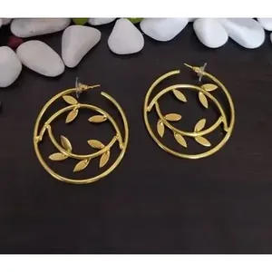 Boucles d'oreilles créoles en laiton plaqué or faites à la main pour mariage avec motif végétal - Product Image 3