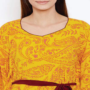 สวมใส่สบายพอดีตัวผ้าวิสคอสโมดอลกับรายละเอียดท่อแขนยาวสั้นพิมพ์ลาย Paisley สีเหลือง - Product Image 6