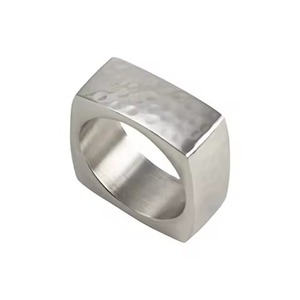 Rond de serviette en aluminium argenté de forme carrée finie martelée pour le dessus de table d'hôtel de mariage - Product Image 1