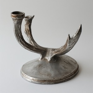 Portavelas de cuerno de Reno fundido de aluminio hecho a mano con trabajo artesanal en tono plateado martillado Diseñado para interiores decorativos - Product Image 5
