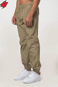 Ensemble coupe-vent de survêtement en nylon Oem pour hommes, veste coupe-vent 2 pièces vierge de couleur unie personnalisée et ensemble de vêtements d'extérieur de jogging pour hommes - Product Image 5