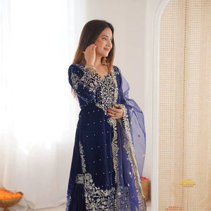 ชุดท็อปและชาราร่าพร้อมผ้าคลุมไหล่ งานปักดิ้นด้วยไหมและเลื่อม ประดับด้วยมุก ดีไซน์อินเดีย ผ้าวิสโคสกำมะหยี่ พร้อมลายปักดิ้นด้วยด้าย - Product Image 1